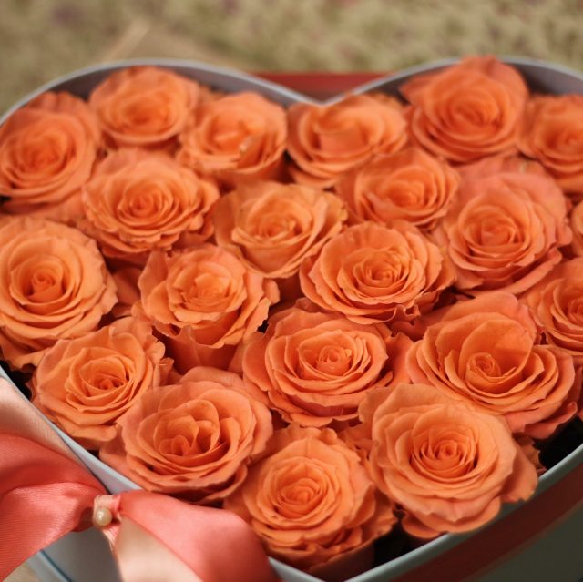 Коробка сердце с коралловыми розами
